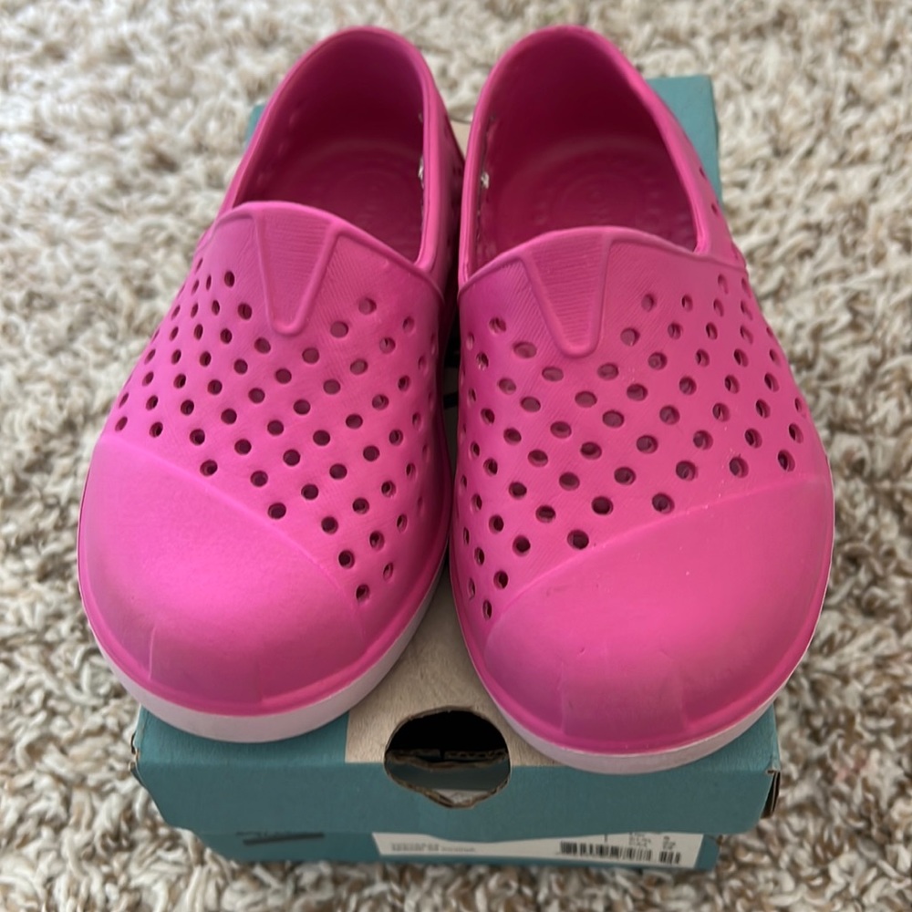 Super cute 💕 Toddler Toms sz 6 pink